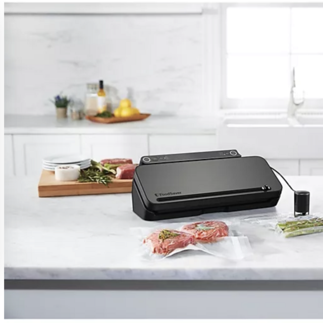 FoodSaver Multi-Use Food Preservation System with Built-in Handheld Sealer