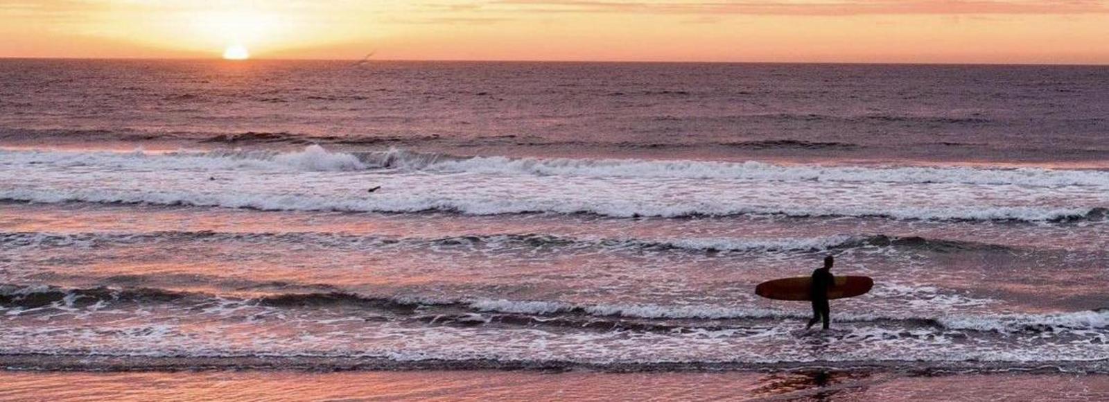 Luxuriöses Schlafzimmer-KI-Styles mit KI-Bildgenerator von Shutterstock  generieren, image size:1600x580