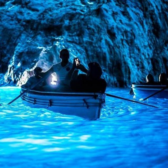 Capri // boat tour of The Blue Grotto