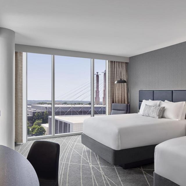 Contribute to our honeymoon hotel stay