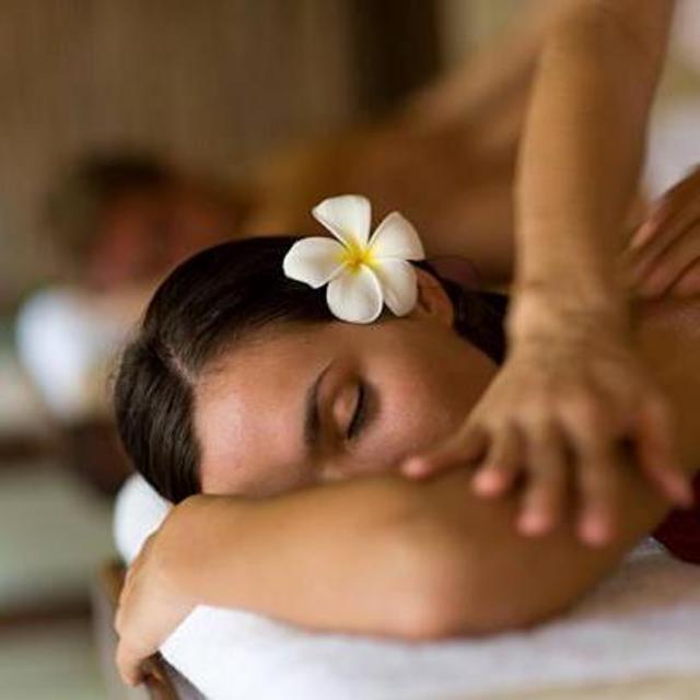 Honeymoon Fund: Couples Massage in Rangiroa