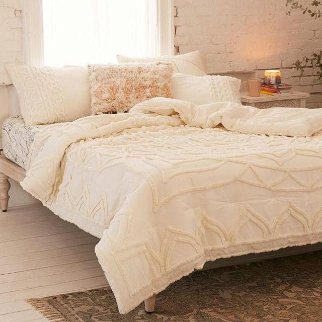 Chloe Tufted Medallion Comforter
