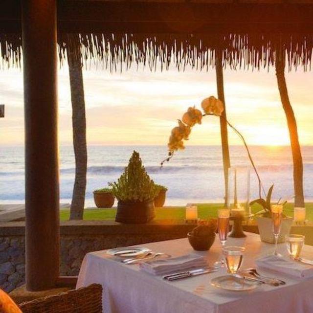 Honeymoon Sunset Beach Dinner in Bali