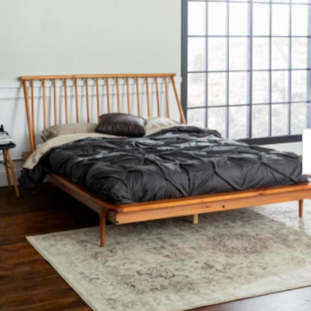 Spindle Back Solid Wood Queen Bed in Caramel