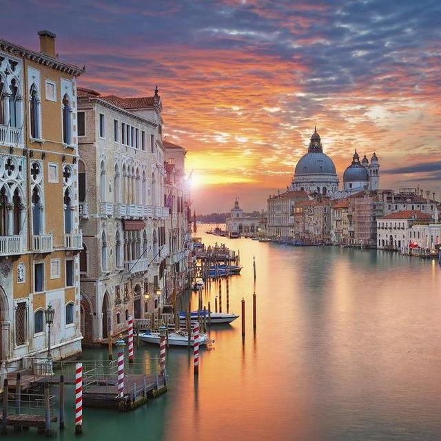 Honeymoon - A Romantic Gondola Ride in Venice