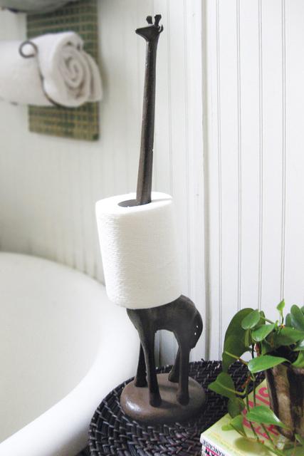 giraffe paper towel holder