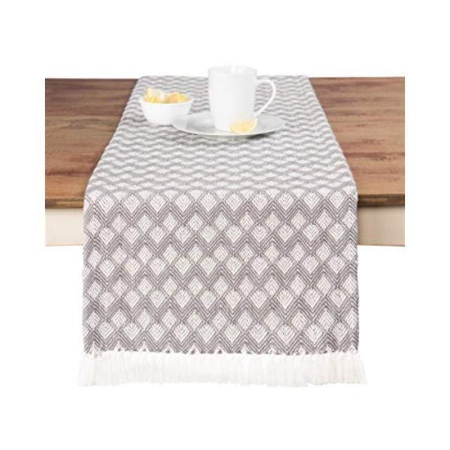 Scallop pattern table runner