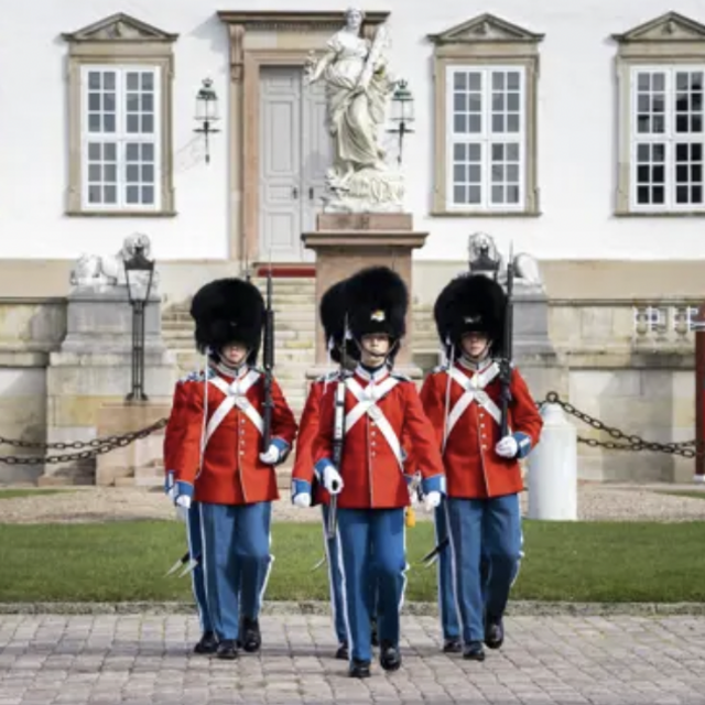Changing of the Guard and Buckingham Palace Tour