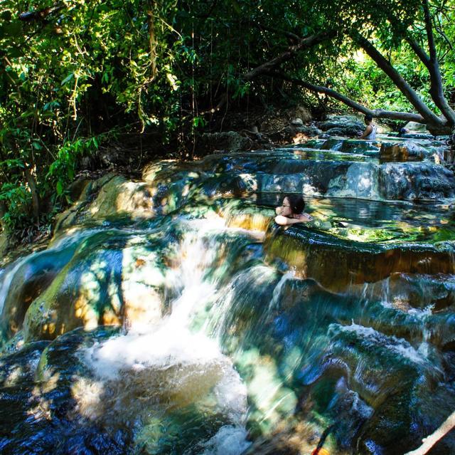 Swim in the Emerald hot spring