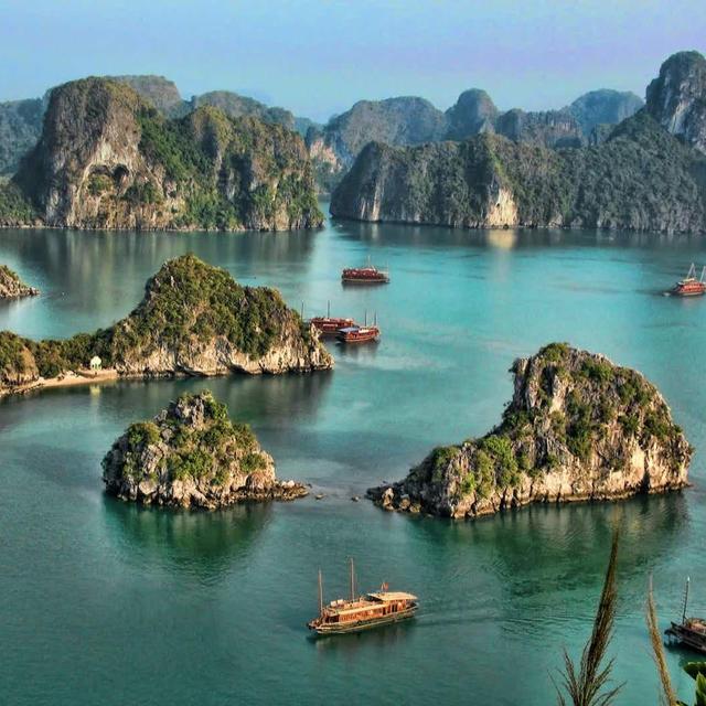 Cruise of Halong Bay