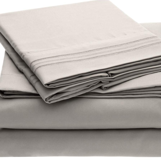 Mellanni Bed Sheet Set - Brushed Microfiber 1800 Bedding - Wrinkle, Fade, Stain Resistant - Hypoallergenic - 4 Piece (Queen, Light Gray)