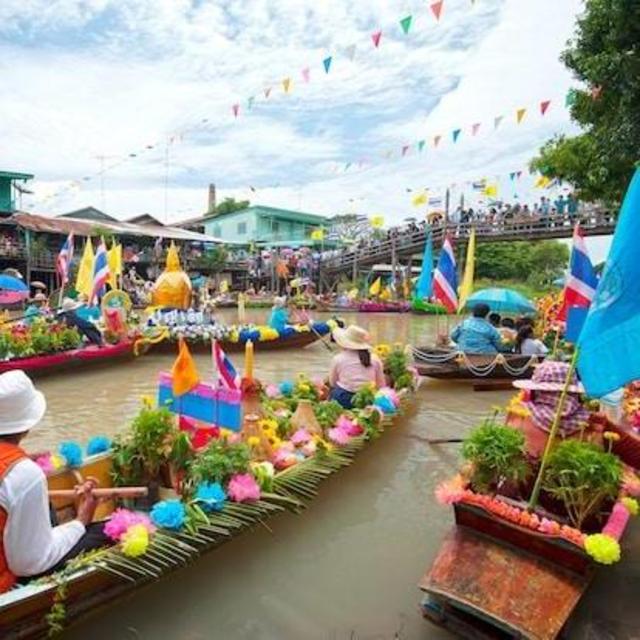 Boat ride through the Damnoen  Saduak floating market