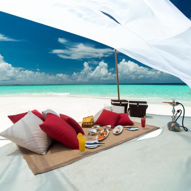 Maldives Honeymoon: Sandbank Picnic