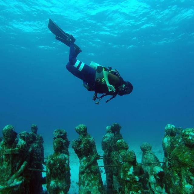 Diving in MUSA Cancun Underwater Museum
