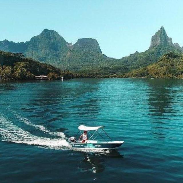 Honeymoon: Motor Boat Rental