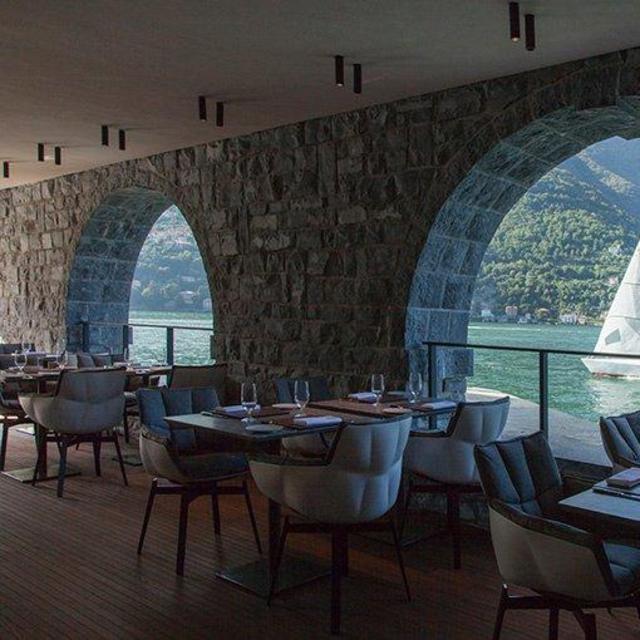 Honeymoon - Dinner on Lake Como!