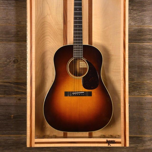 Wall-mounted humidifying guitar case