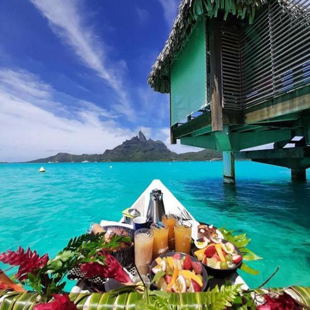 Honeymoon - Canoe Breakfast
