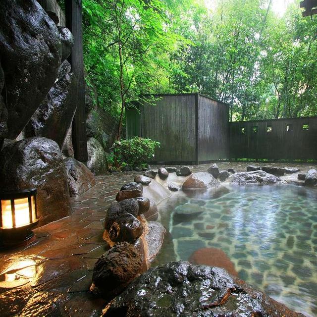 Outdoor Hot Spring & Aromatherapy Massage for Two