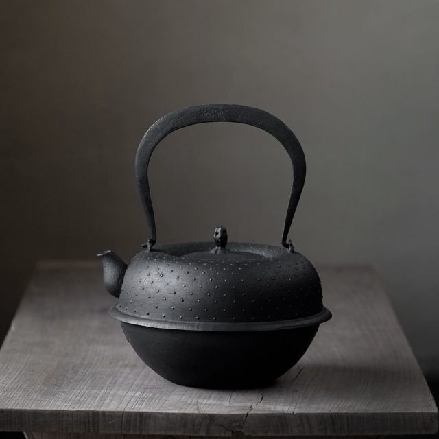 Iron Kettle - Hanetsuki Arare