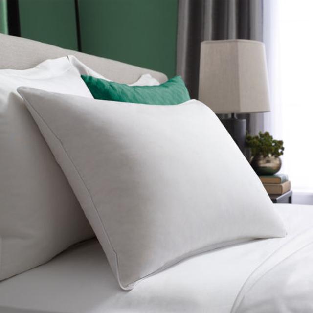 Pacific Coast Hotel Symmetry Pillow Queen