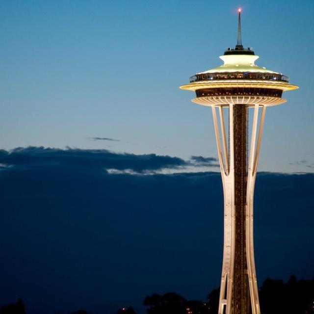 Seattle City Tour with Dinner at the Top of the Space Needle