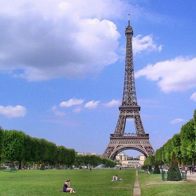 Picnic in the Parc du Champ de Mars