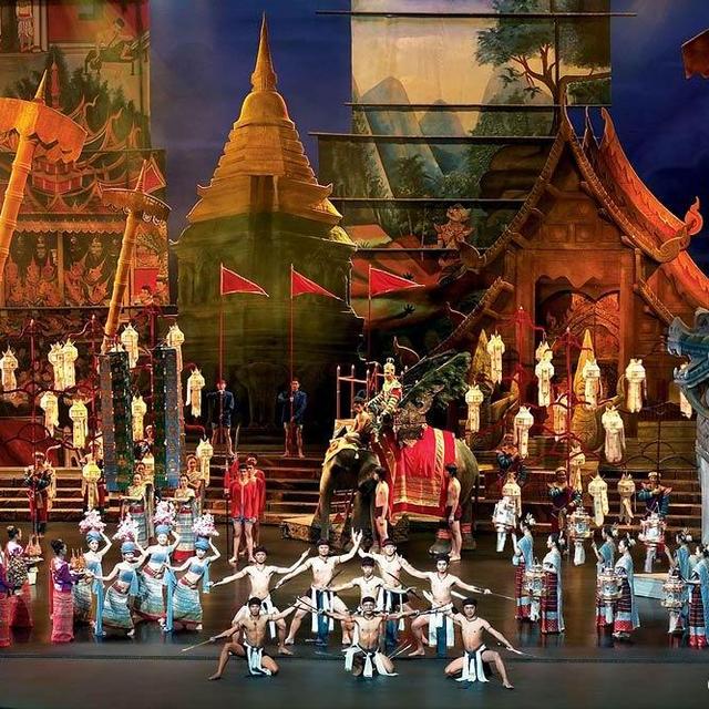 Honeymoon excursion for a Siam Niramit show and Dinner in Thailand