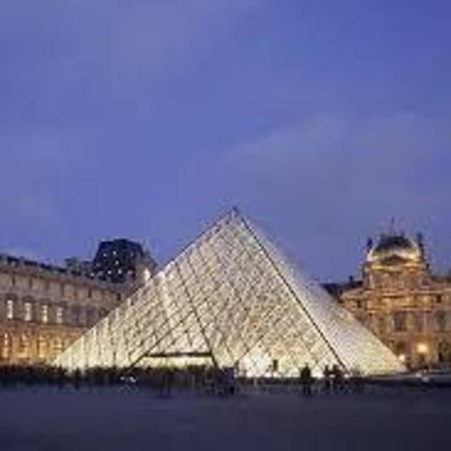 Skip the Line: Louvre Museum Walking Tour including Venus de Milo and Mona Lisa