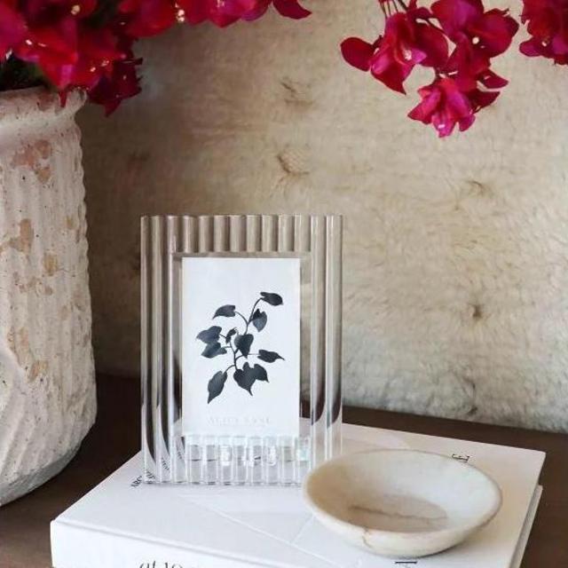 Ribbed Crystal Frame