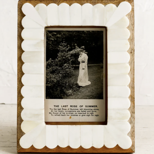 Scalloped Border Picture Frame