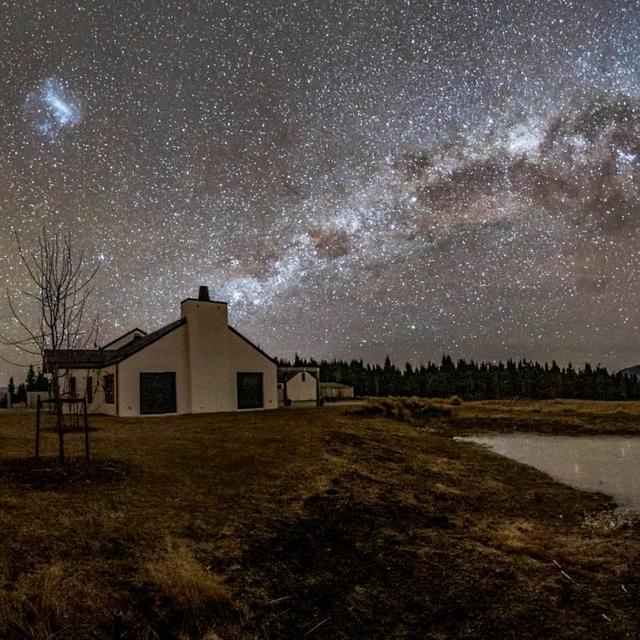 Mt Cook Retreat Wine Cellar and Stargazing