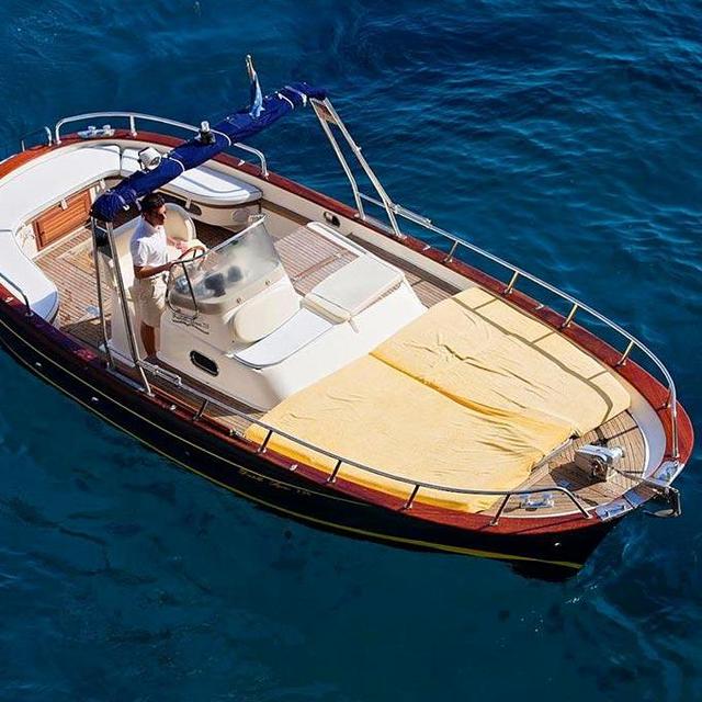 Small private boat rental in Positano