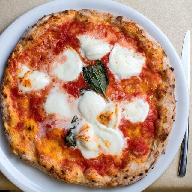 Fresh Margarita Pizza to Share