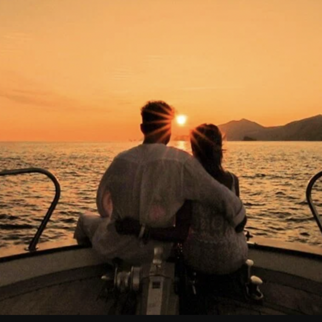 Lovers Boat - Passeio de barco romântico por do sol