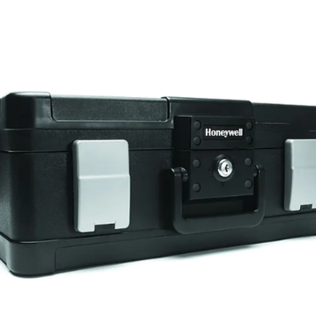 Honeywell 0.39 cu waterproof and fireproof chest (1114)