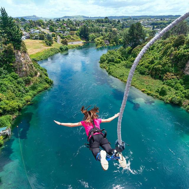 HONEYMOON: Bungy Jumping in Taupo!