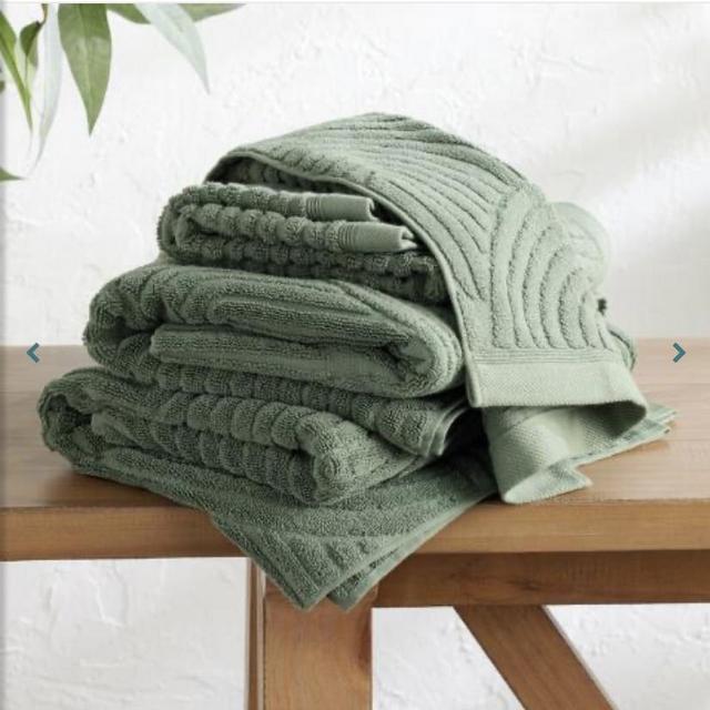 Laurel Wreath Green Sculpted Arches Towel Collection