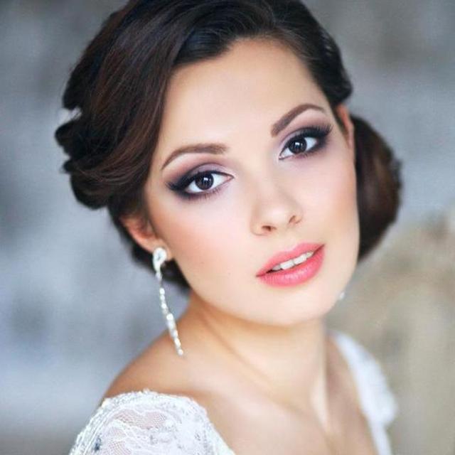 Help the bride feel like a queen and get her make up done