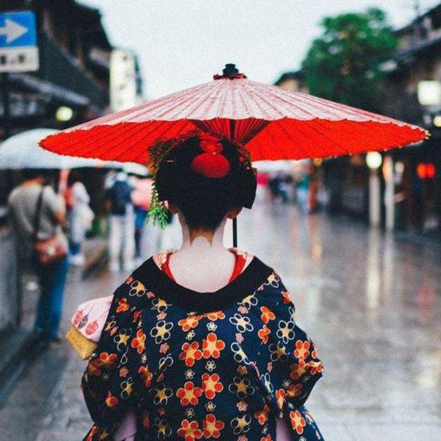 Lunch & Stroll Through Gion District in Kyoto
