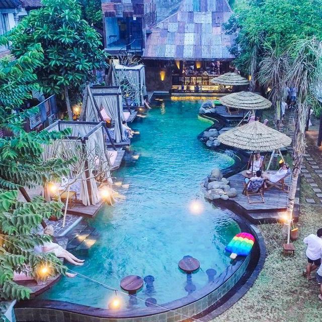 Lunch at Folk Pool and Gardens