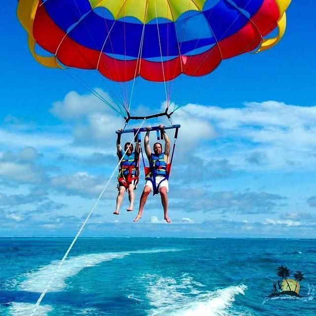 Waikiki Parasailing (1 each)