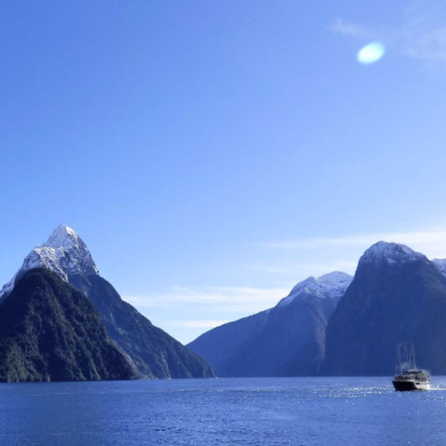 Scenic tour of Milford Sound and Fjordlands National Park