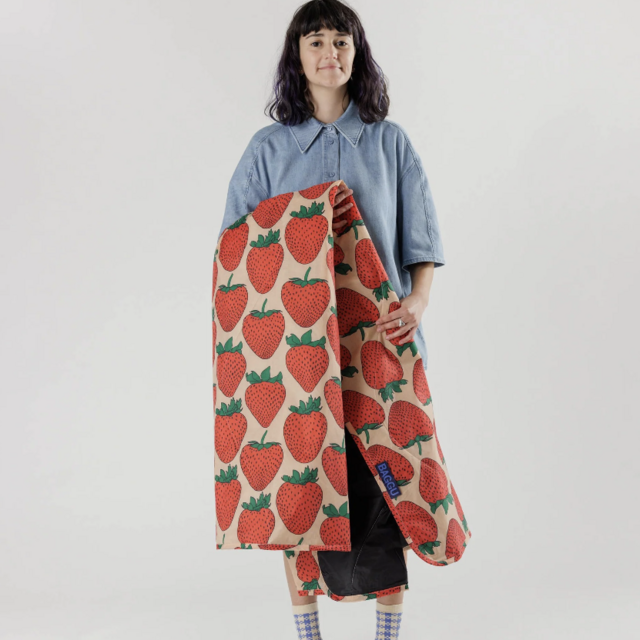 Puffy picnic blanket, Strawberry - Baggu