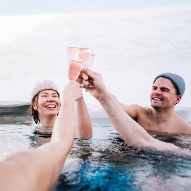 Honeymoon Snow Sauna and Jacuzzi Experience