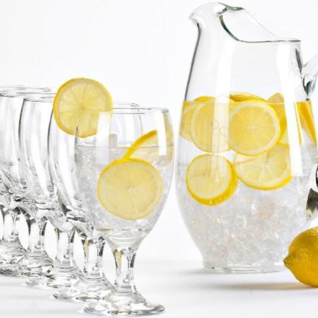 Libbey 7 piece Carolina set includes one 90 ounce pitcher and 6 16 ounce footed goblets.