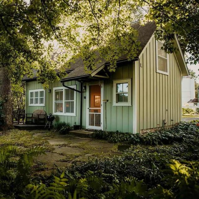 Mini-Moon Airbnb