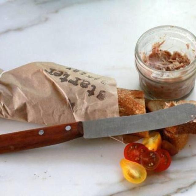 Bagel, Salami & Spreading Knife