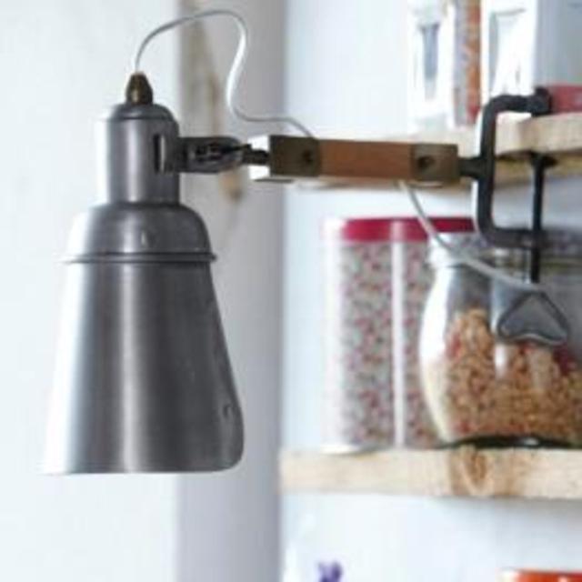 Retro clamp light