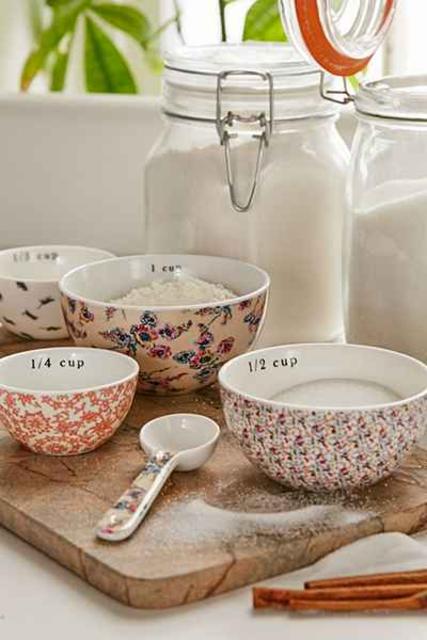 Plum & Bow Patterned Measuring Cups Set